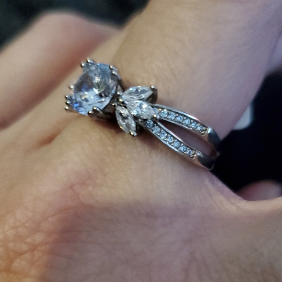 9  $30 💍🤍  NWT round center faux diamond stone with marquee flanks - Picture 9 of 13